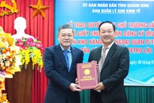Phó Chủ tịch tỉnh Quảng Bình Phan Phong Phú (bên trái) trao quyết định chủ trương đầu tư dự án cho lãnh đạo Công ty trách nhiệm hữu hạn Petro Lào.