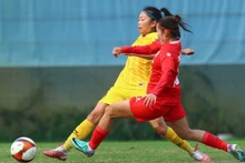 Huỳnh Như (áo vàng) tranh bóng cùng cầu thủ Than Khoáng sản Việt Nam. (Ảnh: VFF)