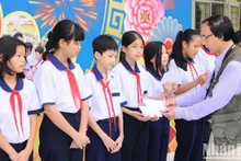 Văn phòng đại diện Báo Nhân Dân tại Bạc Liêu phối hợp các đơn vị trao quà Tết các học sinh khó khăn 