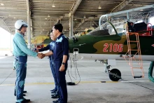 Lực lượng phi công và kỹ thuật Trung đoàn 940 - Trường Sĩ quan Không quân bàn giao máy bay trước ban bay. (BÍCH PHƯỢNG, ÐINH ÐỒNG)