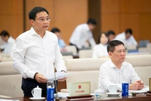 Bộ trưởng Tài chính Nguyễn Văn Thắng trình bày tờ trình dự thảo Nghị quyết. (Ảnh: ĐĂNG ANH)