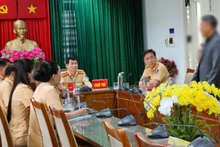 Phòng Cảnh sát giao thông Công an Đà Nẵng làm việc với chủ của dàn siêu xe vượt đèn đỏ tại trung tâm thành phố Đà Nẵng. (Ảnh: HB)