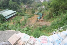 Đơn vị thi công triển khai dự án kè chống sạt lở.
