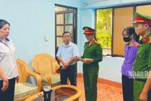 Cán bộ công an đọc lệnh khám xét, bắt tạm giam Nguyễn Đỗ Thúy Anh.