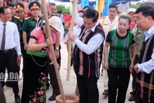 Đồng chí Nguyễn Trọng Nghĩa cùng giã gạo với đồng bào tại ngày hội Toàn dân bảo vệ an ninh Tổ quốc năm 2023 ở Bình Phước.
