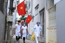 Đội tiêm vaccine lưu động đến từng ngõ, vào từng nhà có người già yếu, khó khăn trong việc di chuyển. (Ảnh: Hoàng Hiếu/TTXVN)