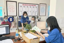 Tuổi trẻ Bảo hiểm xã hội quận Hà Đông (Hà Nội) hỗ trợ người dân làm thủ tục hành chính.