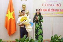 Đồng chí Bùi Thị Quỳnh Vân trao quyết định bổ nhiệm cho tân Chánh Văn phòng Đoàn đại biểu Quốc hội và Hội đồng nhân dân tỉnh Quảng Ngãi Trương Minh Sang.