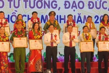 Tặng bằng khen cho các tập thể, cá nhân có thành tích xuất sắc trong học tập và làm theo tư tưởng, đạo đức, phong cách Hồ Chí Minh.