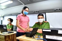 Công dân thực hiện thủ tục cấp đổi thẻ căn cước công dân gắn chíp.