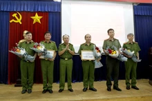 Đại tá Trần Văn Chính, Phó Giám đốc, Thủ trưởng Cơ quan Cảnh sát điều tra Công an tỉnh Bình Dương trao khen thưởng và biểu dương các đơn vị.