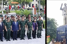 Chủ tịch nước Nguyễn Xuân Phúc cùng lãnh đạo Đảng, Nhà nước, TP Hải Phòng, Bộ Tư lệnh Quân khu 3, Bộ Tư lệnh Hải quân dâng hương tưởng nhớ Chủ tịch Hồ Chí Minh tại Bộ Tư lệnh Quân khu 3. 