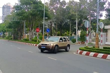 Ô-tô mang biển kiểm soát giả bị lực lượng công an áp giải về Công an thành phố Mỹ Tho để lập biên bản, tạm giữ phương tiện.