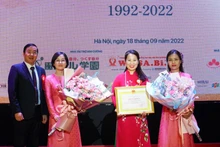 Khoa Ngôn ngữ và Văn hóa Nhật Bản đón nhận Bằng khen của Giám đốc Đại học Quốc gia Hà Nội. 