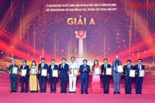 Đồng chí Nguyễn Xuân Thắng và đồng chí Nguyễn Trọng Nghĩa trao giải A cho các tác giả, nhóm tác giả.