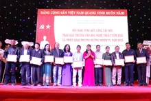 Lãnh đạo Tỉnh ủy và Hội Văn học Nghệ thuật tỉnh Đắk Lắk trao giấy khen cho các tập thể có thành tích xuất sắc trong hoạt động Hội năm 2022.