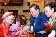 Bí thư Thành ủy Đinh Tiến Dũng thăm hỏi, tặng quà Mẹ Việt Nam Anh hùng tại hội nghỊ.