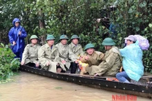 Phó Thủ tướng Lê Văn Thành cùng lãnh đạo tỉnh Thừa Thiên Huế di chuyển bằng đò đến vùng đang bị ngập lụt nặng - xóm Mỹ Ổn, thôn An Xuân, xã Quảng An, huyện Quảng Điền.