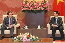 Chủ tịch Quốc hội Vương Đình Huệ tiếp xã giao Đại sứ Hoa Kỳ Marc E. Knapper. 