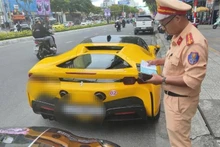 Cơ quan chức năng vào cuộc kiểm tra, xử lý đối với chủ dàn siêu xe vượt đèn đỏ tại Đà Nẵng. (Ảnh: Báo Nhân Dân)