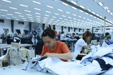 Sản xuất các mặt hàng xuất khẩu tại Tổng công ty May Hưng Yên. (Ảnh NGỌC MAI)