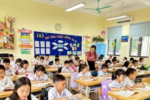Giờ học tiếng Anh của học sinh Trường tiểu học Dĩnh Kế, thành phố Bắc Giang, tỉnh Bắc Giang. (Ảnh THANH HÀ)