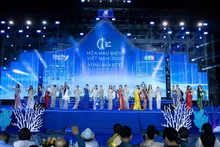 Đêm bán kết tổ chức trên sân khấu ngoài trời thành phố Phan Thiết thu hút đông khán giả.