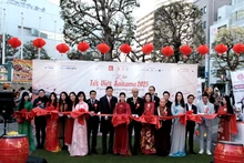Đại diện lãnh đạo tỉnh Saitama và Đại sứ đặc mệnh toàn quyền Việt Nam tại Nhật Bản cắt băng khai mạc lễ hội "Tết Việt Saitama 2025".