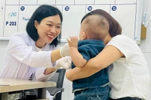 Các bác sĩ kiểm tra, đánh giá ca phẫu thuật điều trị khe hở môi cho cháu bé.