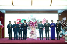 Đại diện lãnh đạo Bộ Y tế chúc mừng 20 năm thành lập Trung tâm Huyết học và Truyền máu.