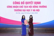 Bộ trưởng Y tế Đào Hồng Lan trao quyết định công nhận PGS, TS Phan Thị Thu Hương giữ chức Chủ tịch Hội đồng trường Trường đại học Y Hà Nội.
