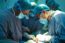 Các bác sĩ Bệnh viện Hữu nghị Việt Đức thực hiện ca ghép đồng thời tim-gan.