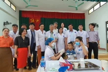 Đoàn công tác của Bộ Y tế kiểm tra việc tổ chức triển khai chiến dịch bổ sung Vitamin A tại Trạm y tế xã Hợp Phong