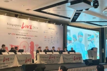 Các đại biểu tham dự Singlive 2024 tại đầu cầu Singapore đang theo dõi và bình luận ca can thiệp truyền hình trực tiếp từ Viện Tim mạch Việt Nam.