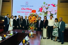 Đoàn Ban Tuyên giáo Trung ương tặng hoa, chúc mừng Trường đại học Y Hà Nội.