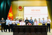Lãnh đạo UBND tỉnh Hưng Yên và Bệnh viện Bạch Mai ký kết Biên bản ghi nhớ.