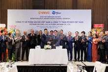 Đại diện Công ty TNHH Pfizer Việt Nam và Công ty Cổ phần Vaccine Việt Nam ký kết biên bản ghi nhớ