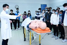 Một buổi học trên mô hình của sinh viên Trường đại học Y Hà Nội.