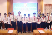 Học sinh có hoàn cảnh khó khăn được Hội Khuyến học tỉnh Trà Vinh trao học bổng.