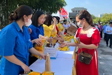Sở Du lịch Hà Nội tặng quà cho khách đến viếng Lăng Chủ tịch Hồ Chí Minh.