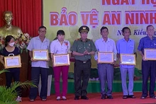 Lãnh đạo Công an thành phố Cần Thơ tặng giấy khen cho tập thể có nhiều đóng góp trong phong trào toàn dân bảo vệ an ninh Tổ quốc.