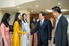 Phó Chủ tịch Thường trực Quốc hội Trần Thanh Mẫn với cán bộ, phóng viên Truyền hình Quốc hội Việt Nam. (Ảnh: Duy Linh)