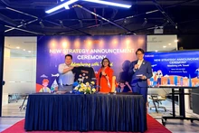 Ông Chris Kim, đại diện quỹ đầu tư The Ventures ký kết các thỏa thuận với đại diện Tubudd Vũ Thị Thái An. (Ảnh: Mỹ Hạnh) 