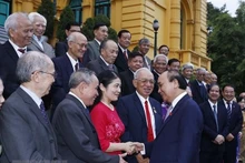 Chủ tịch nước Nguyễn Xuân Phúc với đoàn đại biểu Hội Cựu Giáo chức Việt Nam. (Ảnh: TTXVN)