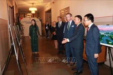 Đại sứ Trần Văn Tuấn giới thiệu triển lãm ảnh Việt Nam với ông Andreas Carlson, Bộ trưởng phụ trách Cơ sở Hạ tầng và Nhà ở Thụy Điển. 