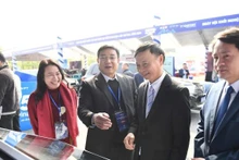 Các đại biểu tham quan gian hàng tại sự kiện.