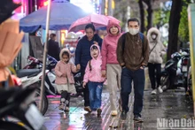 Không khí lạnh tràn về từ trưa và chiều, Hà Nội có mưa rào và dông rải rác.
