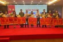 Các đơn vị được trao cờ thi đua về thành tích xuất sắc trong công tác xuất bản.