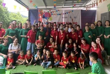 Các nghệ sĩ và các em nhỏ tại điểm trường Liên Sưu.