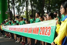 Các vận động viên thuộc nhiều độ tuổi tham gia ngày chạy Olympic.